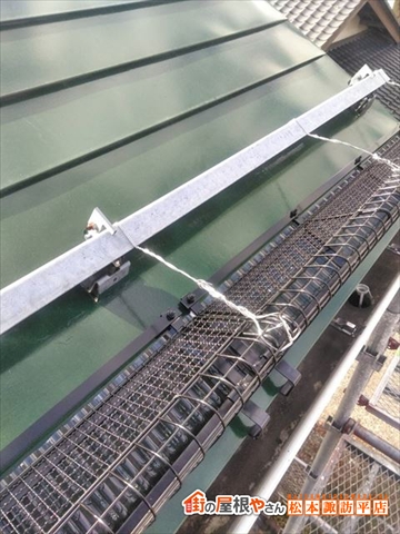 安曇野市落雪対策雪止め設置工事　既存Lアングルへのステンレス針金での結束